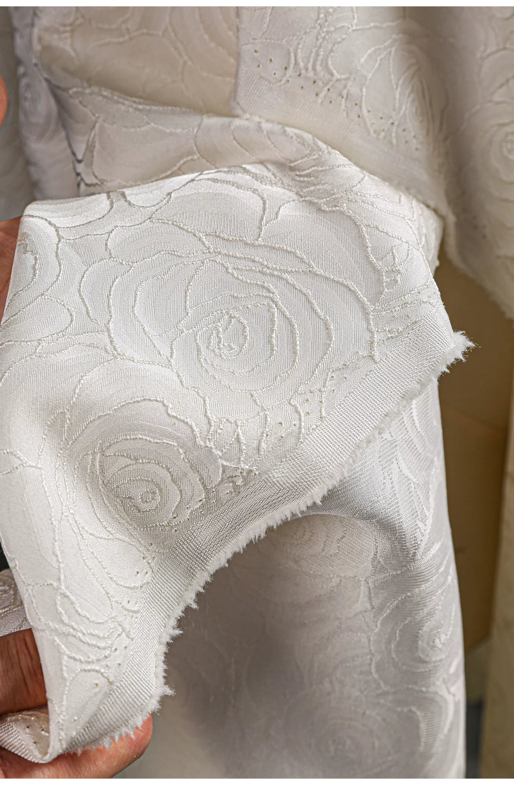 Jacquard Fabric White Large Rose Texture Windbreaker Dress Designer Cloth Diy Apaprel Sewing Meters Rayon Polyester Material