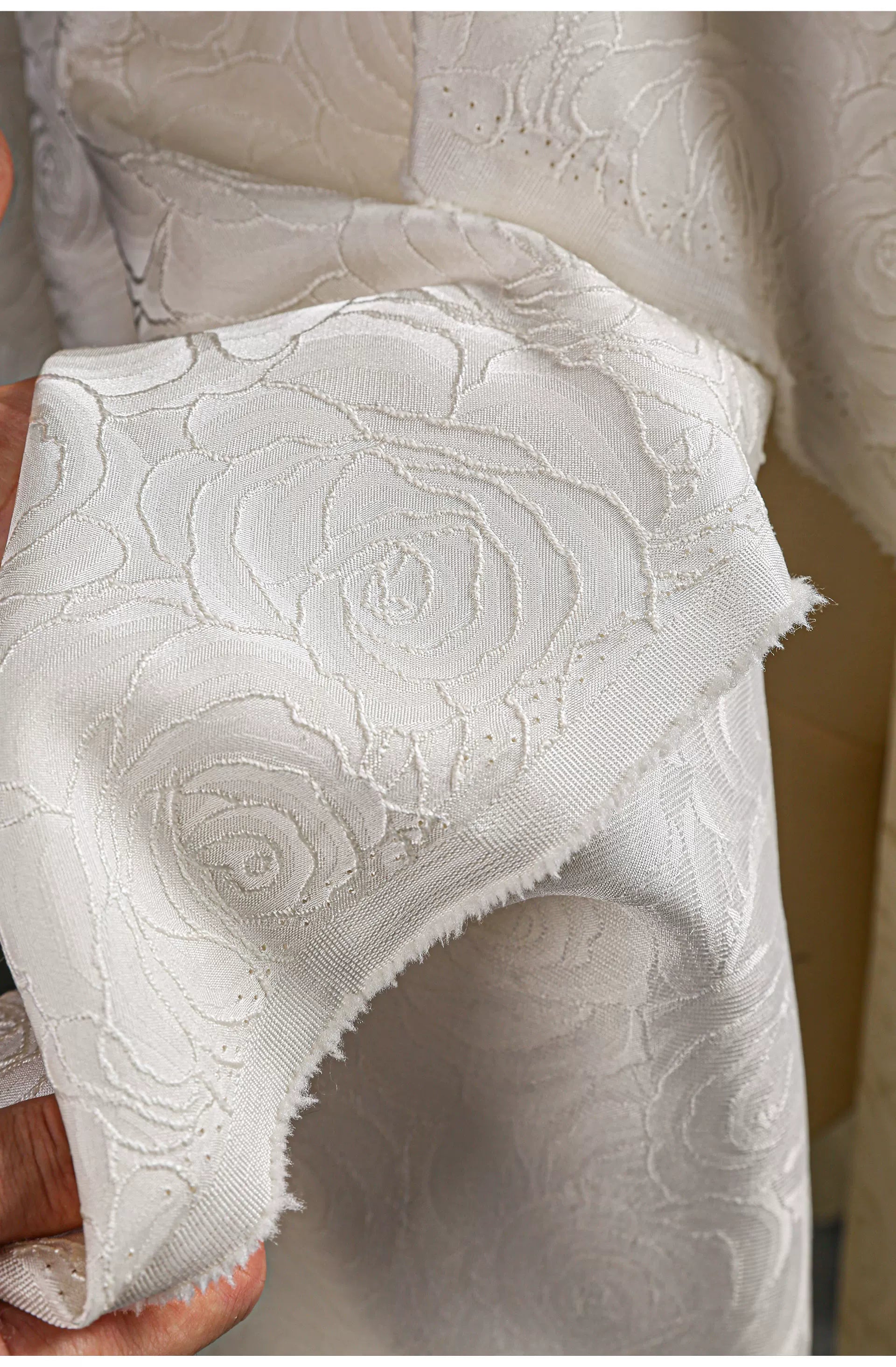 Jacquard Fabric White Large Rose Texture Windbreaker Dress Designer Cloth Diy Apaprel Sewing Meters Rayon Polyester Material
