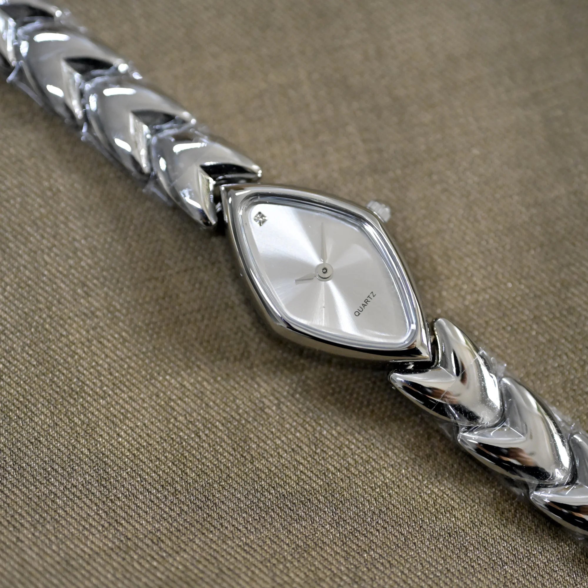 2025 new vintage style waterproof  artistic quartz light luxury  women's watch steel