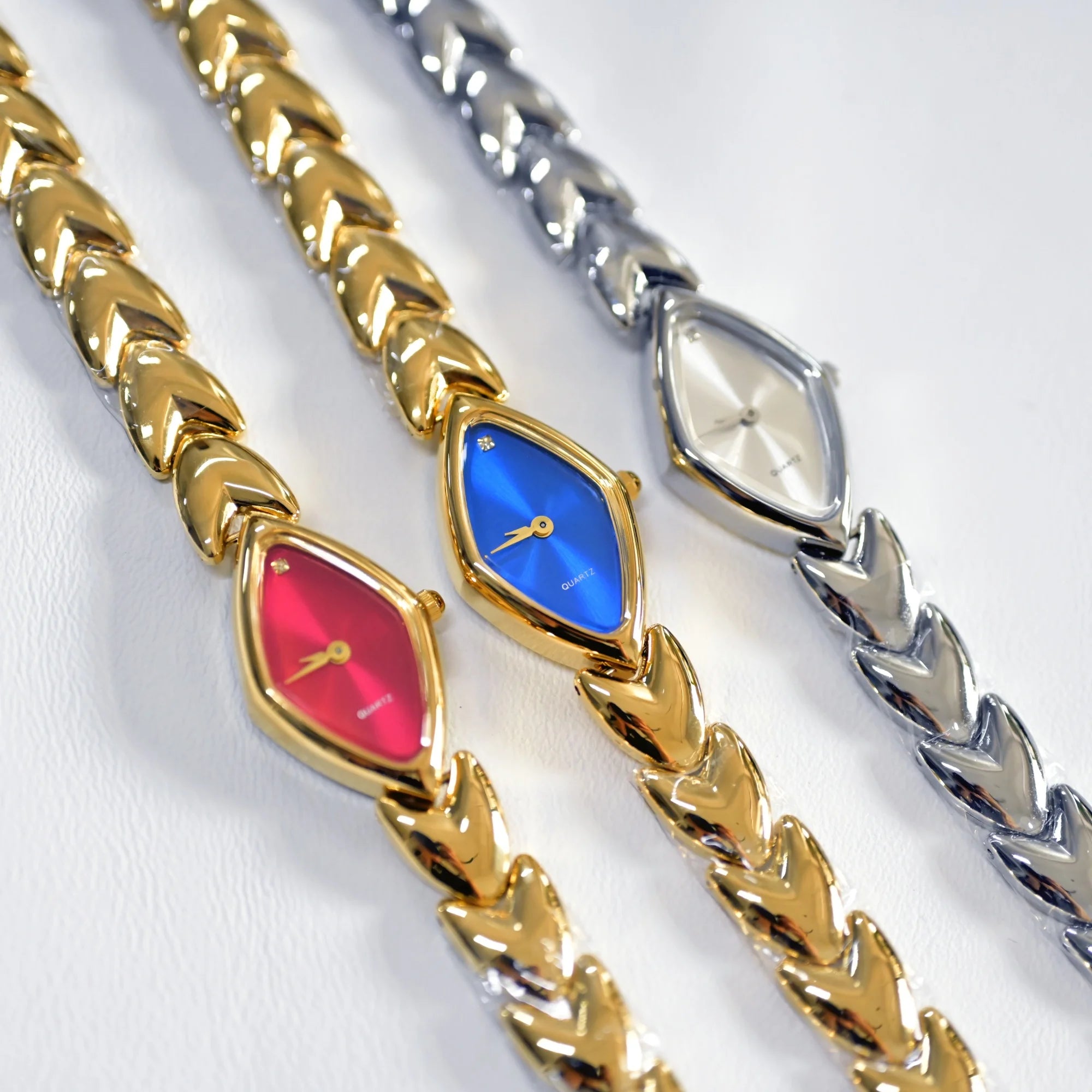 2025 new vintage style waterproof  artistic quartz light luxury  women's watch steel