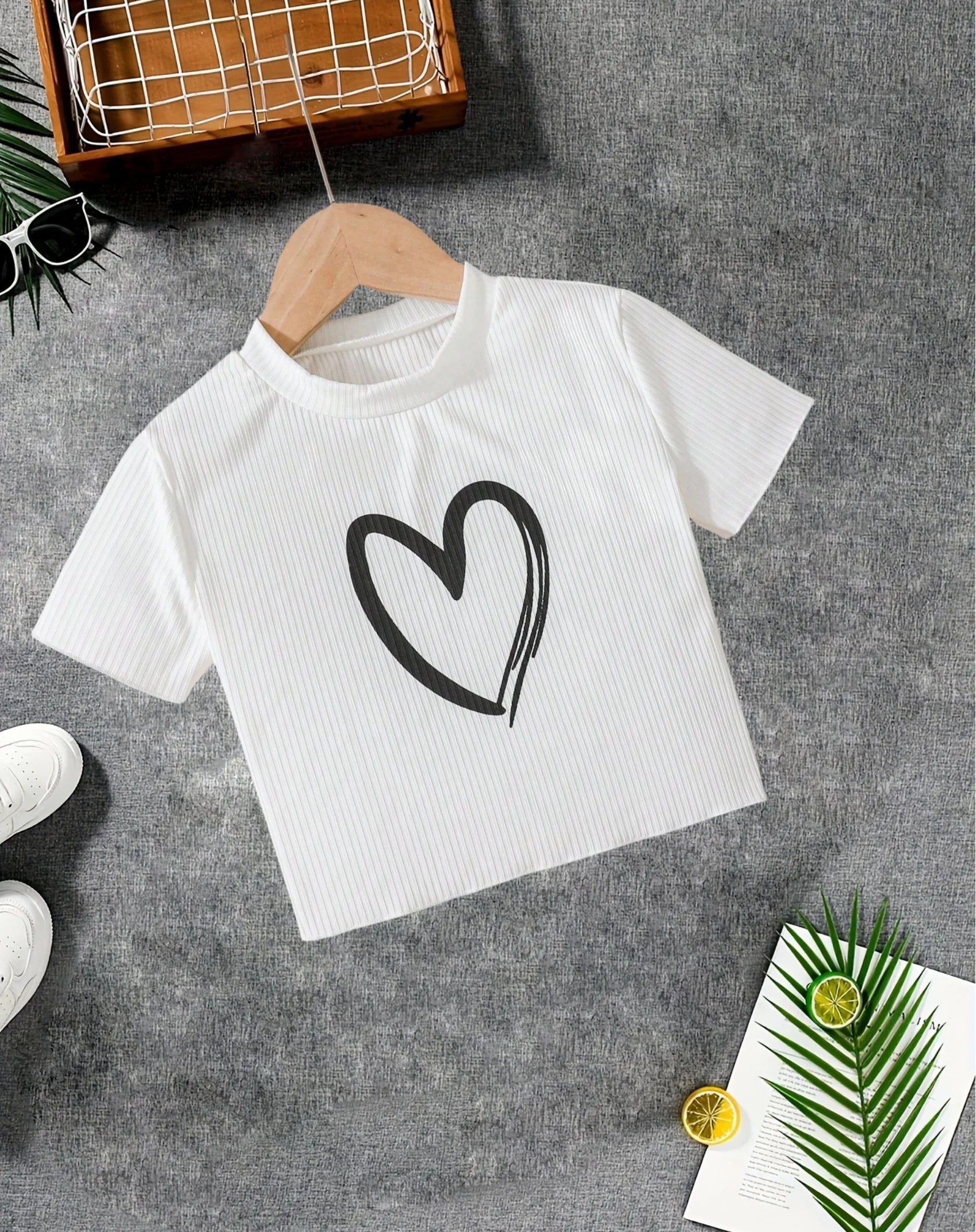 Girls' simple love pattern T-shirt: white rib knitted, comfortable and versatile style