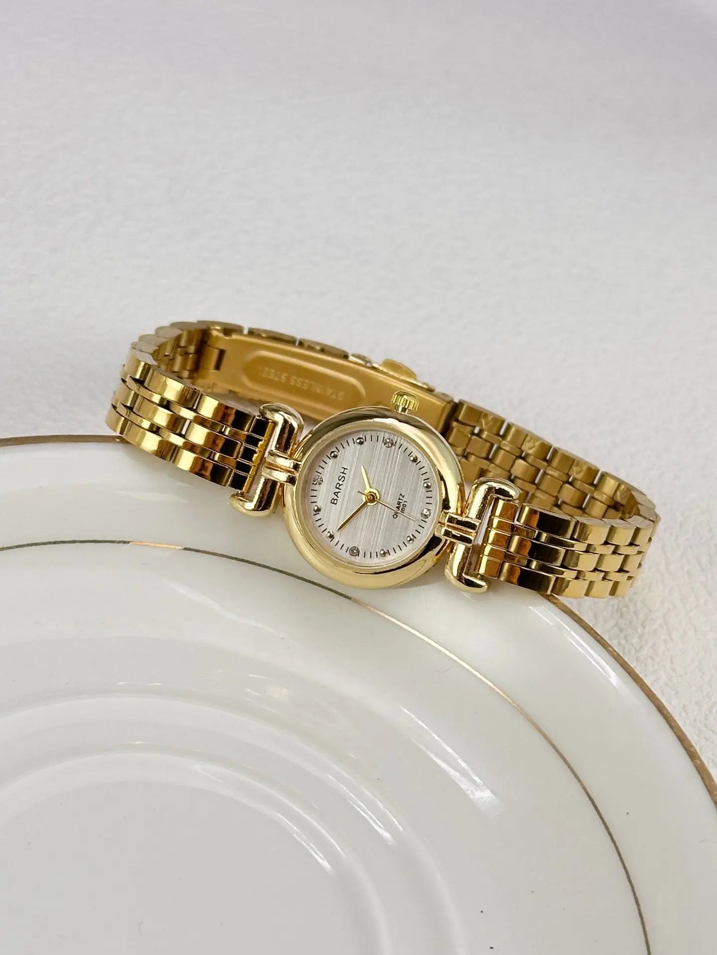 New Women Watch High-end Feel Gold Steel Strip Simple Temperament Ancient Style Ladies Fashion Quartz Wristwatches