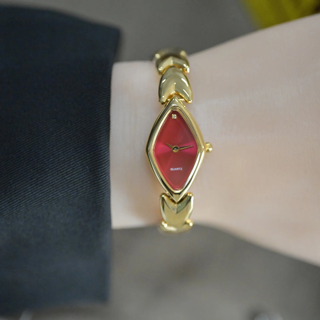 2025 new vintage style waterproof  artistic quartz light luxury  women's watch steel