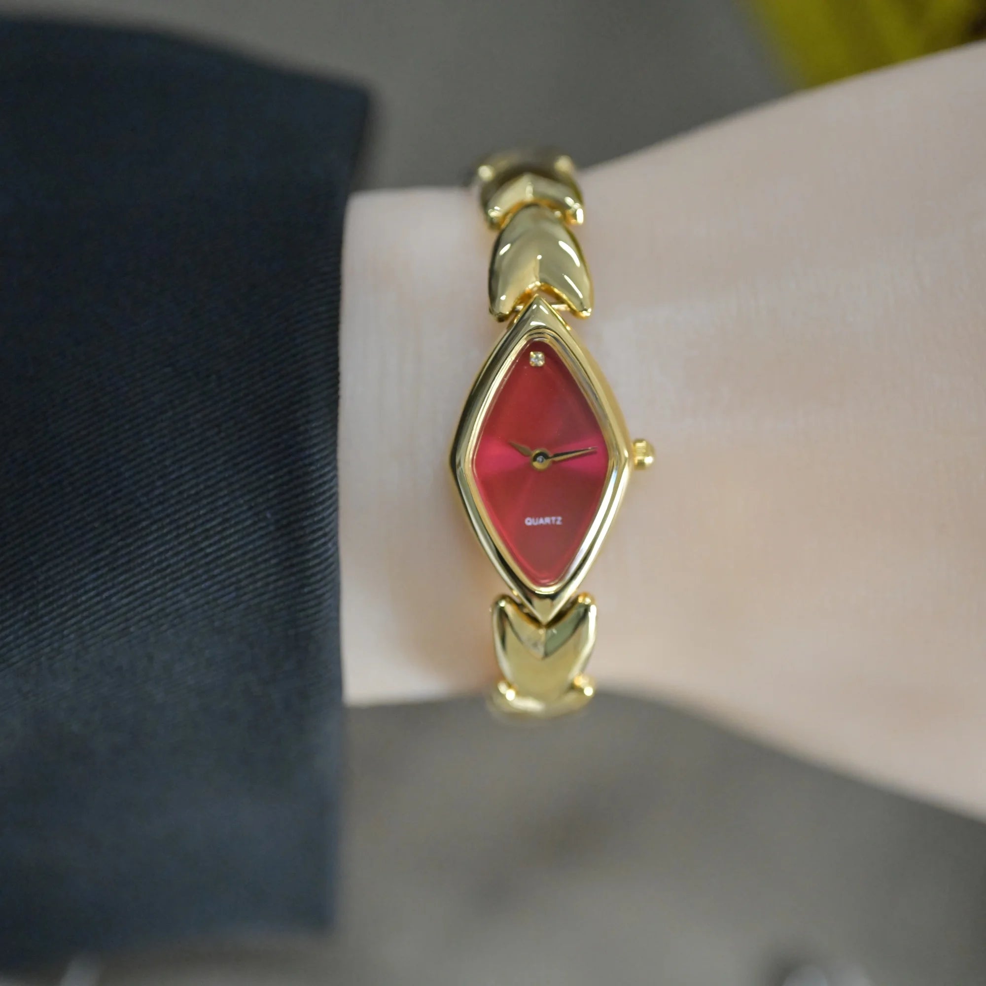 2025 new vintage style waterproof  artistic quartz light luxury  women's watch steel