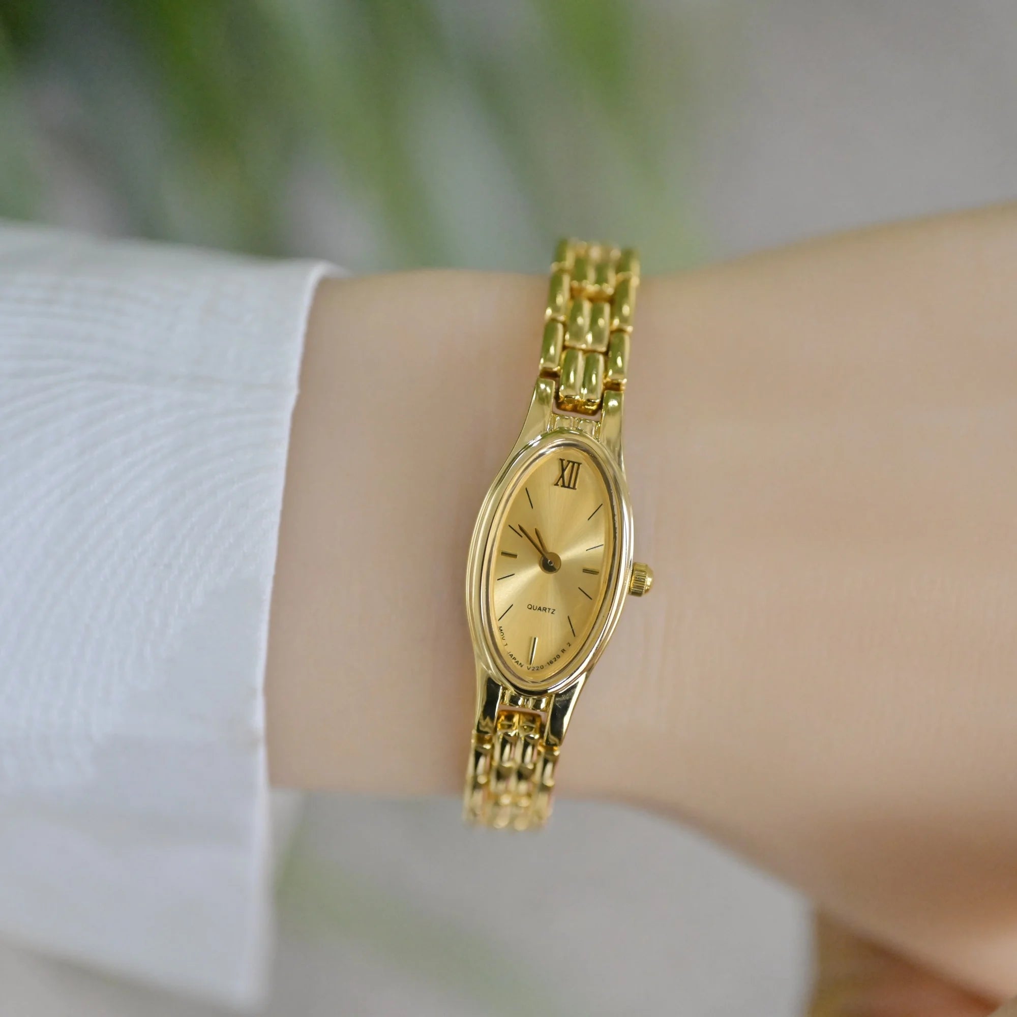 2025 new vintage style waterproof  artistic quartz light luxury  women's watch steel
