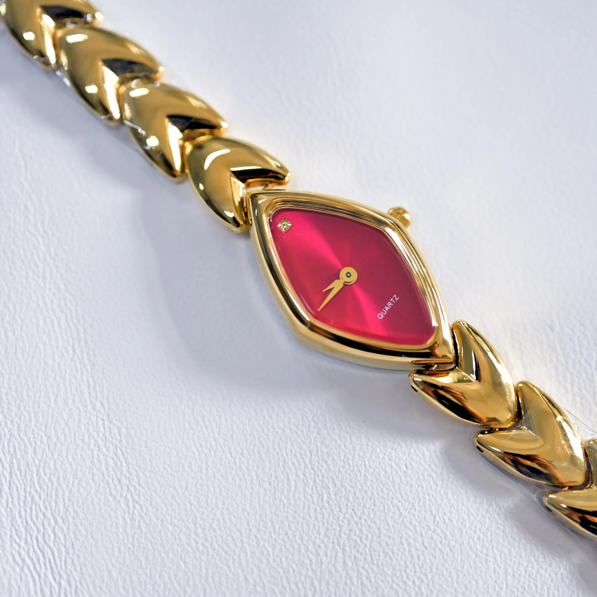 2025 new vintage style waterproof  artistic quartz light luxury  women's watch steel