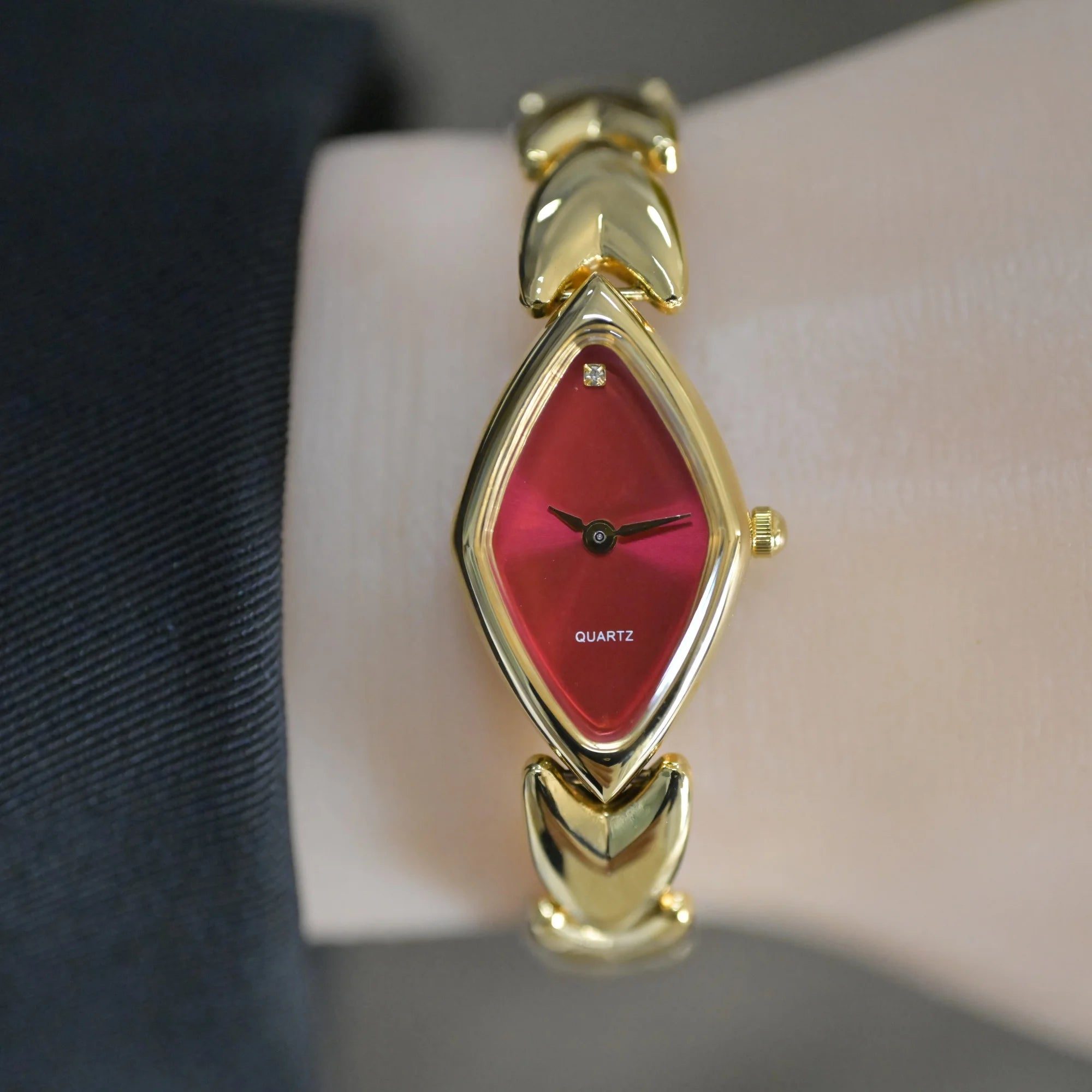 2025 new vintage style waterproof  artistic quartz light luxury  women's watch steel