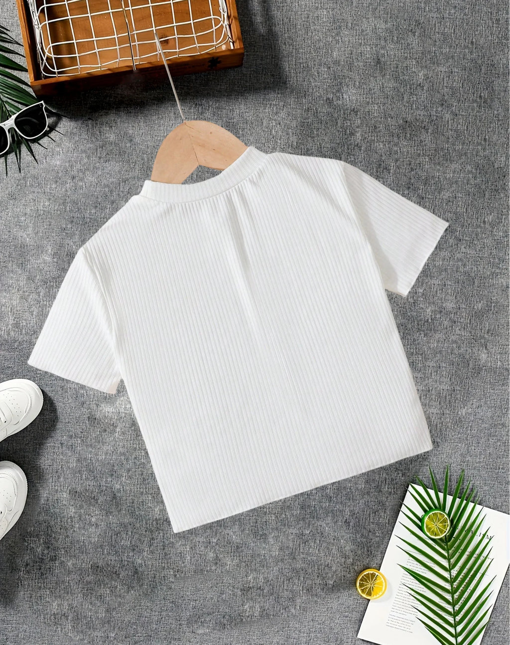 Girls' simple love pattern T-shirt: white rib knitted, comfortable and versatile style