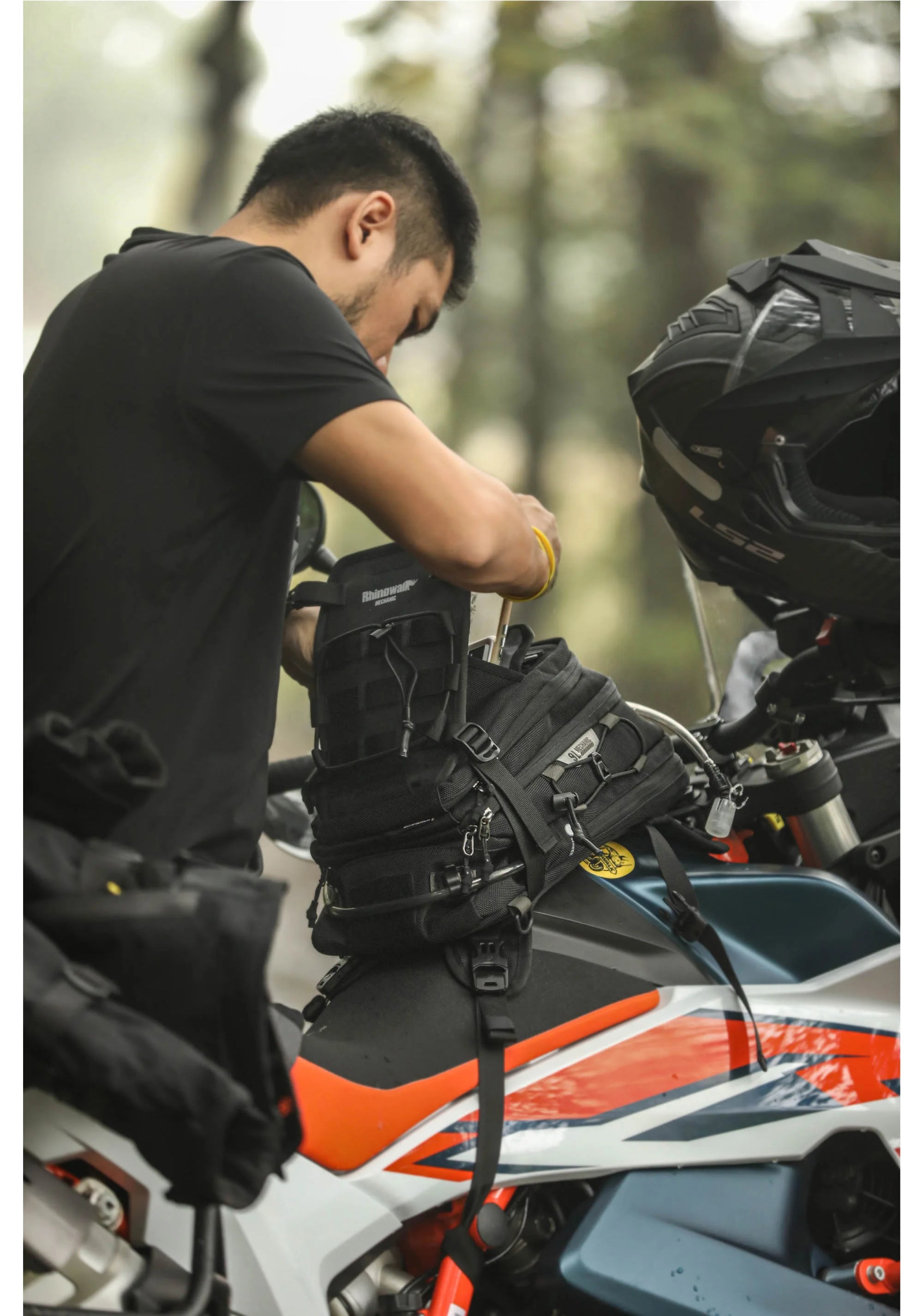 Rhinowalk Motorcycle Tank Bag 9L Waterproof With 1.5L Water Bag Motorcycle Backpack With Rain cover Multi-function Laggage Bag