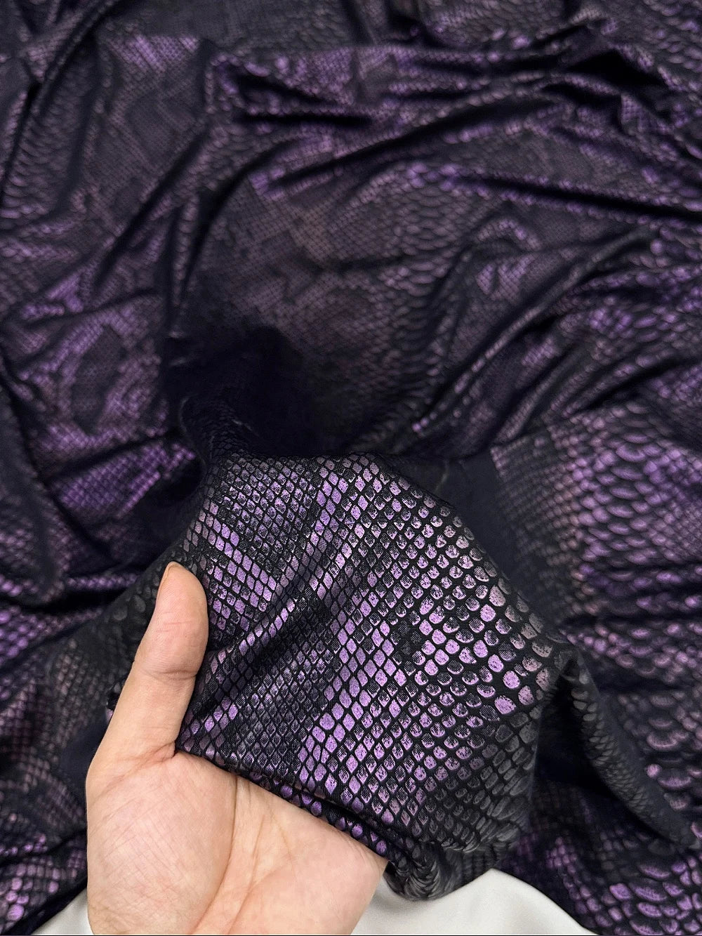Color Changing Glossy Snake Patterned Elastic Fabric Creative Stage Runway Styling Graduation Designer Cloth for Diy Sewing