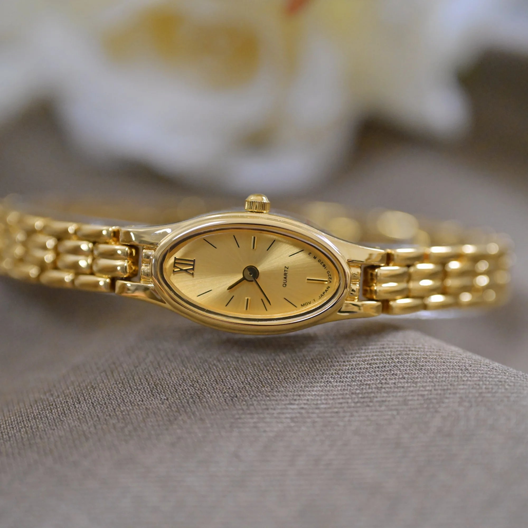 2025 new vintage style waterproof  artistic quartz light luxury  women's watch steel